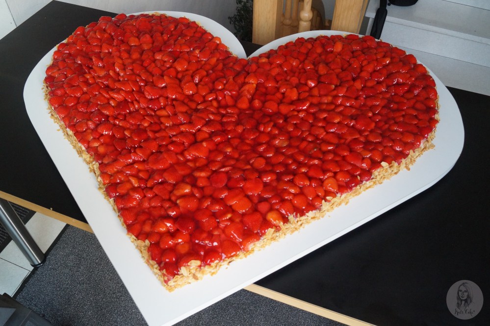der-erdbeerkuchen-mit-viel-herz-kats-cake